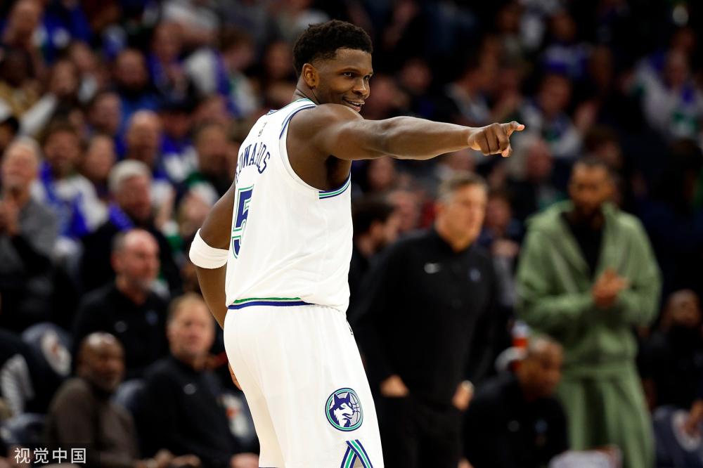 她在接受采 她在接受采